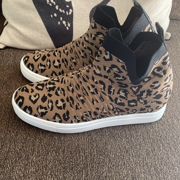 Cushionaire Wedge Mid Top Sneakers - Picture 6 of 7